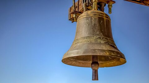 Kirchenglocke, im Hintergrund blauer Himmel.