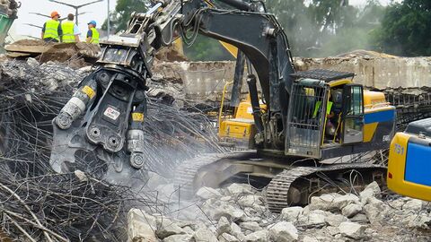Bagger beim Abbruch eines Gebäudes