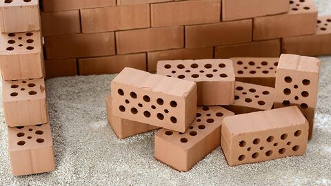 Mehrere Backsteine aufeinandergestapelt.