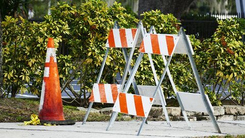 Baustellenabsperrung auf einem Gehweg.