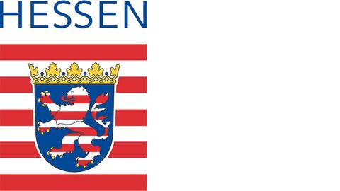 Hessenmarke, blauer Schriftzug "HESSEN", darunter fünf rote Querstreifen auf weißem Grund, vor dem ein blaues Wappen mir Krone platziert ist, auf dem ein rot-weiß gestreifter Löwe aufrecht steht.