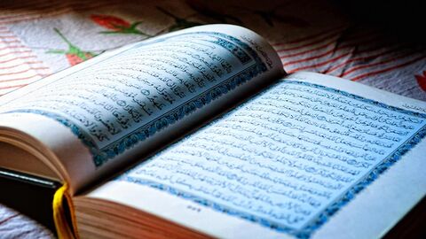 Aufgeschlagener Koran.