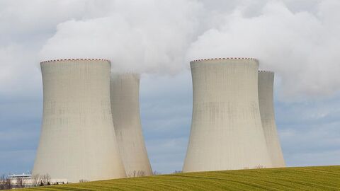 Vier Kühltürme eines Atomkraftwerks.