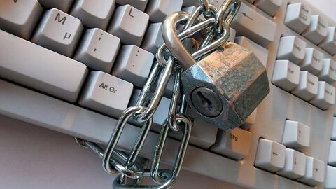 Tastatur mit Kette umwickelt und mit Vorhängeschloss gesichert.
