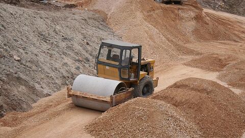 Arbeitsmaschine in einem Sand- und Kieswerk.