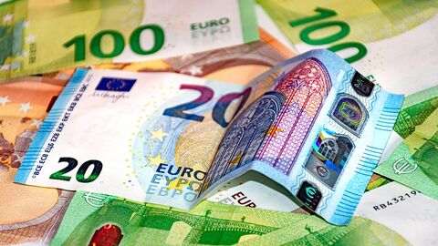 Geldscheine mehrere Gelscheine liegen unordentlich übereinander