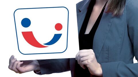 "Familienfreundlicher Arbeitgeber Land Hessen" Frau hält ein Schild mit dem Logo Logo "Familienfreundlicher Arbeitgeber Land Hessen" (zwei stilisierte u-förmig ineinanderfließende Personen)
