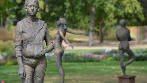 Kunstobjekt von Marię und Janusz Siewierski Drei Skulpturen (Menschen) auf Sockel stehend