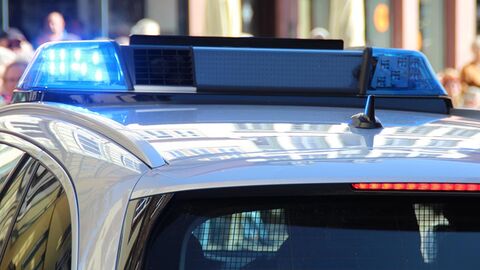 Blinkendes Blaulich an einem Polizeiwagen.