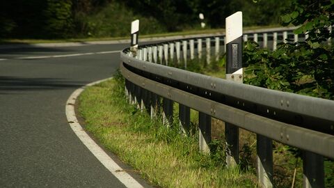 Landstraße mit Leitplanken ohne Verkehr.