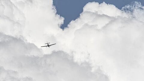 Flugzeug fliegt in einen Wolkenberg.