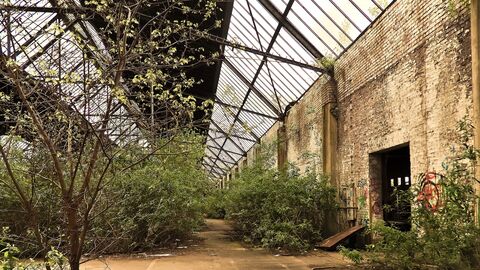 verlassenes altes Bahnhofsgebäude