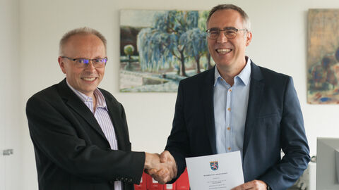 Helmut Schmidt (links) gratuliert Dirk Rossbach (rechts)