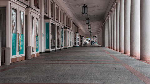 Blick auf einen Gang vor dem Staatstheater Wiesbaden.