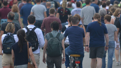 Viele Menschen, die sich versammelt haben sind von hinten zu sehen.