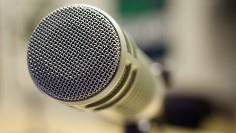 Aufnahme eines Mikrofons vor unscharfem Hintergrund.