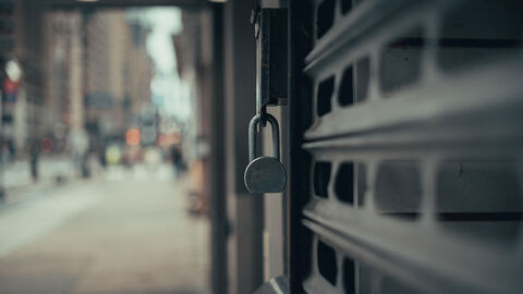 Eingangsbereich eines Gebäudes an einer städtischen Straße ist geschlossen.