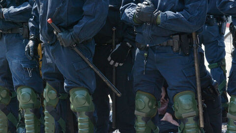 Mehrere Polizisten in Ausrüstung stehen nebeneinander.