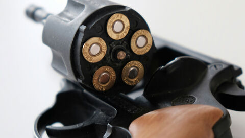 Blick auf das Magazin einer geöffneten Schusswaffe.