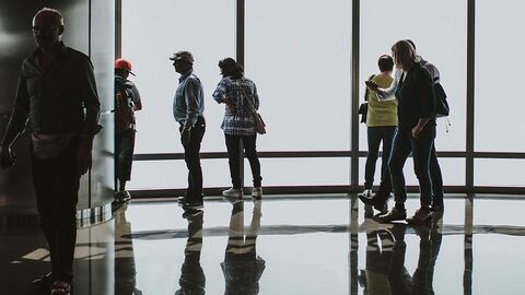 Eingangsbereich (Symbolbild) Mehrere Personen warten in einem Flur.