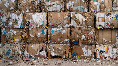 Zu Quadern zusammengebundener Papiermüll.