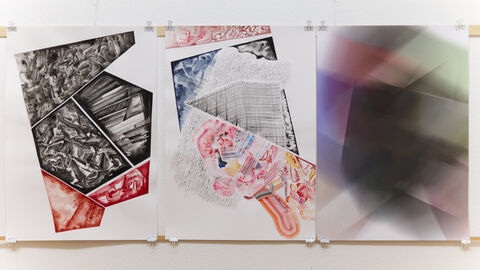 Drei Werke von Georg Geuenich hängen an einer Bilderleiste.