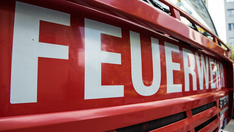 Front-Detail eines Feuerwehrwagens mit der Aufschrift Feuerwehr.