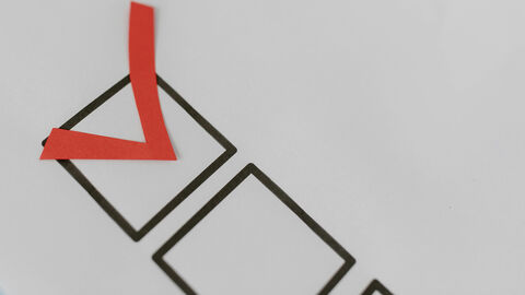 Roter Haken an einem Auswahlfeld.