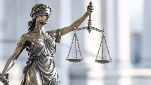 Justitia mit verbundenen Augen und Waage als Symbol der Rechtsprechung.